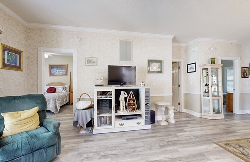 Arcadian Shores Condominio | End-unit condo with covered patio, pool, tennis & washer/dryer - dog-friendly