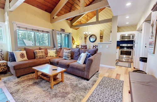 Majestic Pines Condominio | End Unit, lots of natural light. Near the Golf Course. On-site Pool!