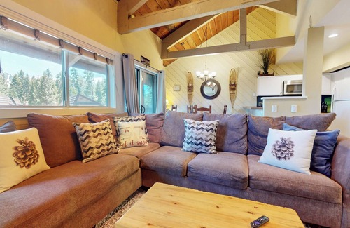 Majestic Pines Condominio | End Unit, lots of natural light. Near the Golf Course. On-site Pool!