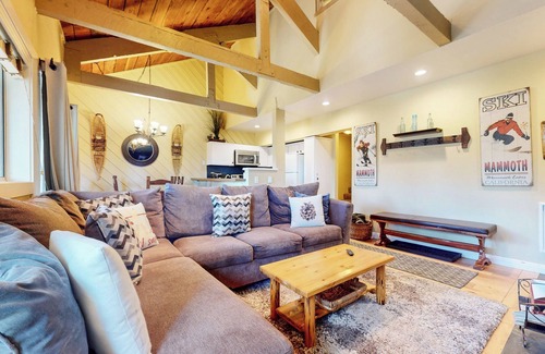 Majestic Pines Condominio | End Unit, lots of natural light. Near the Golf Course. On-site Pool!