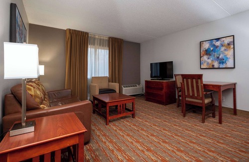 Topeka Hotel | Endeavor Inn & Suites, Trademark Collection by Wyndham