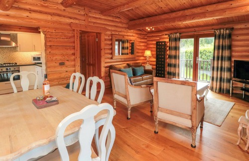 Carlton-in-Cleveland Cabaña | Endeavour Lodge 4