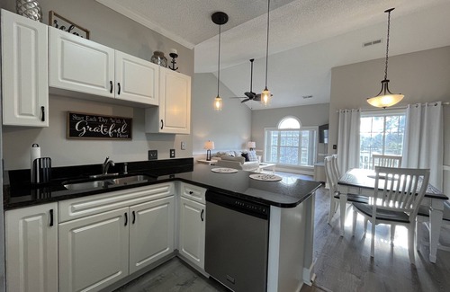 Central Myrtle Beach Condominio | Endless Summer Updated Condo at Magnolia Place - Pool & Golf Course Views!