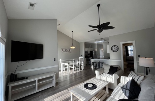 Central Myrtle Beach Condominio | Endless Summer Updated Condo at Magnolia Place - Pool & Golf Course Views!