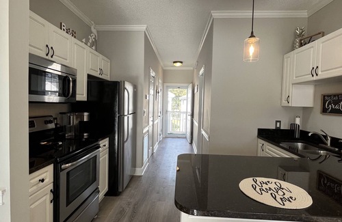 Central Myrtle Beach Condominio | Endless Summer Updated Condo at Magnolia Place - Pool & Golf Course Views!