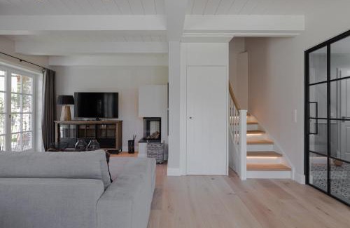 Oldsum Casa | Engels Cottage