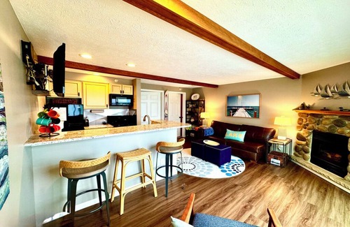 Onekama Condominio | ENJOY 2 LAKES: NEW Portage Lakefront condo--HOT TUB OPEN ALL WINTER! One Bdrm.