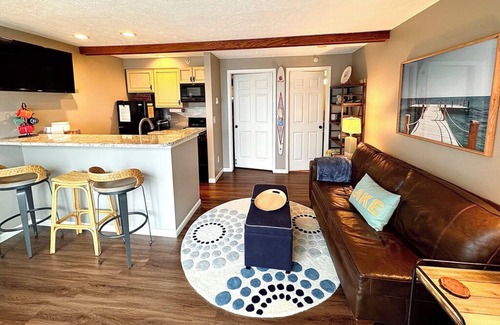 Onekama Condominio | ENJOY 2 LAKES: NEW Portage Lakefront condo--HOT TUB OPEN ALL WINTER! One Bdrm.