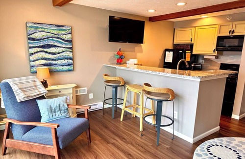 Onekama Condominio | ENJOY 2 LAKES: NEW Portage Lakefront condo--HOT TUB OPEN ALL WINTER! One Bdrm.