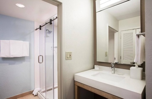 North Myrtle Beach Hotel | Enjoy 3 Modern Rooms w/Indoor Pool & Coffee Shops Near Barefoot Landing Dining