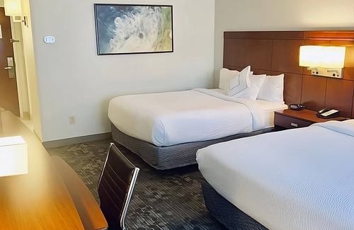 North Myrtle Beach Hotel | Enjoy 3 Modern Rooms w/Indoor Pool & Coffee Shops Near Barefoot Landing Dining