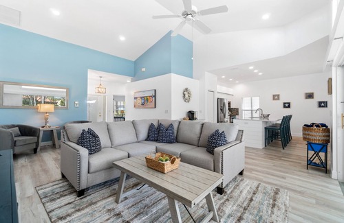 Falcons Glen Casa | Enjoy a beautiful, pool home on the golf course in Lely Resort