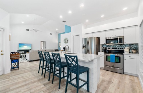 Falcons Glen Casa | Enjoy a beautiful, pool home on the golf course in Lely Resort