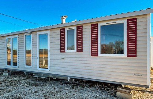 Saint-Privat-des-Vieux Casa | Enjoy a relaxing break close to nature in this mobile home.