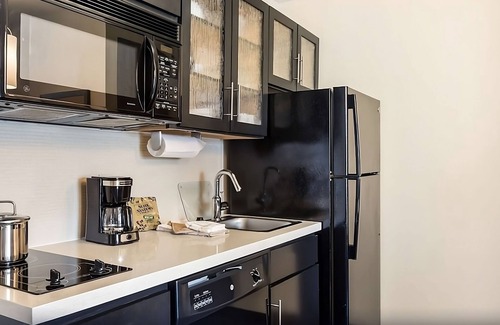 Memorial Complejo | Enjoy a Hassle-Free Stay! Near Cockrell Butterfly Center, Pet-Friendly!