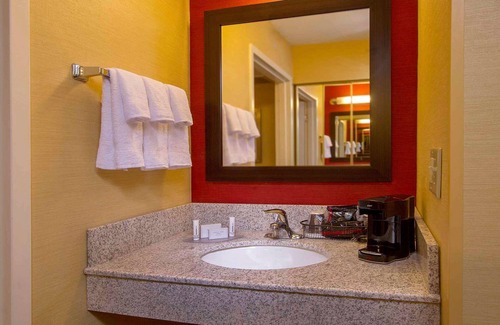 Durham Hotel | Enjoy A Hassle-Free Stay! Free Parking, Pool, Pets Allowed, Near Cook Road Farm