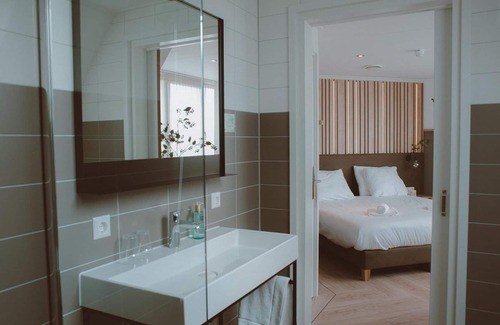 Voorthuizen Hotel | Enjoy a luxurious stay in a Comfort Hotel Room with air conditioning and stunning views of the Veluwe!