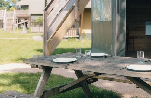 Nieuw Heeten Casa | Enjoy a luxury glamping experience in the Safaricottage XS for 4 people with private sanitation at Vakantiepark de Sallandshoeve, perfect for nature lovers and those seeking peace.