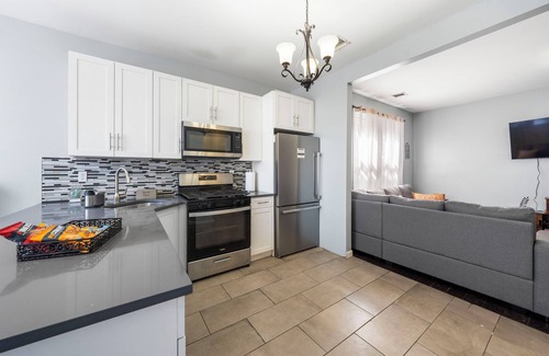Constable Hook Casa | Enjoy a peaceful and conveniently located stay at this modern comfortable 3-bedroom apartment in Bayonne, where convenience meets comfort! Situated in a prime location, our home offers easy access to plenty amenities, making it the perfect choic