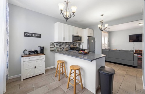 Constable Hook Casa | Enjoy a peaceful and conveniently located stay at this modern comfortable 3-bedroom apartment in Bayonne, where convenience meets comfort! Situated in a prime location, our home offers easy access to plenty amenities, making it the perfect choic