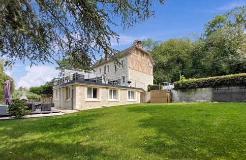 Fatouville-Grestain Apartamento | Enjoy a relaxing vacation in this vacation apartment.