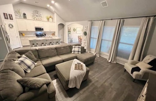 Broken Arrow Casa | Enjoy a relaxing stay with plenty of room for the whole family