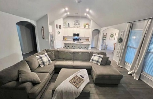 Broken Arrow Casa | Enjoy a relaxing stay with plenty of room for the whole family