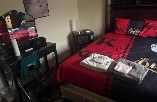 King City Casa | Enjoy a room with private bath in a charming King City location!