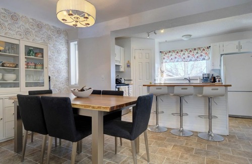 Calgary Casa | Enjoy calm suburbs of Calgary Alberta with quick access to the Rocky Mountains
