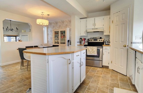 Calgary Casa | Enjoy calm suburbs of Calgary Alberta with quick access to the Rocky Mountains