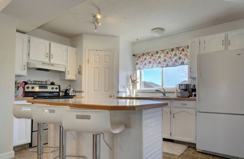Calgary Casa | Enjoy calm suburbs of Calgary Alberta with quick access to the Rocky Mountains