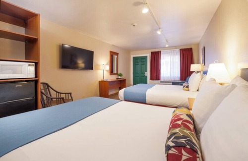 Leavenworth Hotel | Enjoy easy walking access to all Leavenworth has to offer after a relaxing night in our room with two queen beds.