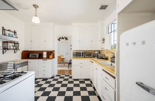 West Beach Apartamento | Enjoy indoor-outdoor living, a full kitchen and walk to beach and state st.