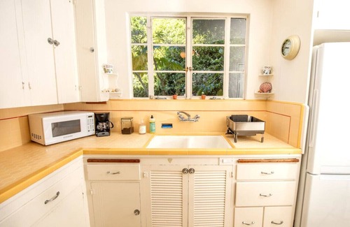 West Beach Apartamento | Enjoy indoor-outdoor living, a full kitchen and walk to beach and state st.