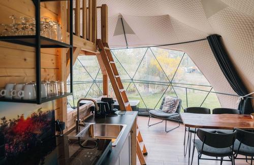Nieuw Heeten Casa | Enjoy luxury glamping in the Waard Round Holly tent, with a pond view, a bathtub, and modern amenities for 4 people.