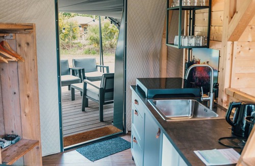 Nieuw Heeten Casa | Enjoy luxury glamping in the Waard Round Holly tent, with a pond view, a bathtub, and modern amenities for 4 people.