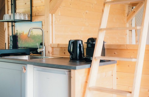 Nieuw Heeten Casa | Enjoy luxury glamping in the Waard Round Holly tent, with a pond view, a bathtub, and modern amenities for 4 people.