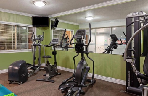 Shoreview Casa | Enjoy modern amenities at our room located near the CalTrain