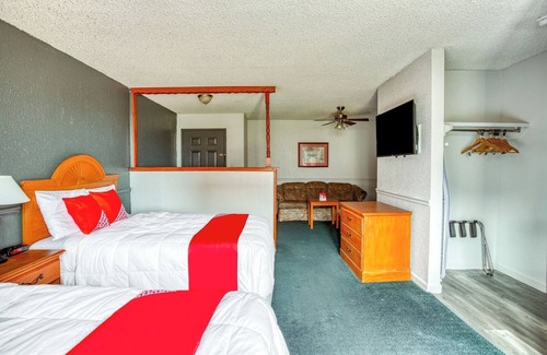 South Tulsa Hotel | Enjoy Peaceful Tulsa Room w/ Relaxing Ambiance + Greenery Close By