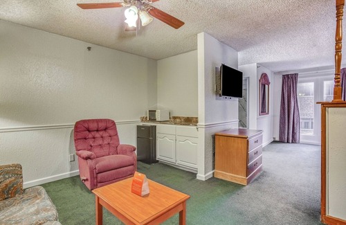 South Tulsa Hotel | Enjoy Peaceful Tulsa Room w/ Relaxing Ambiance + Greenery Close By