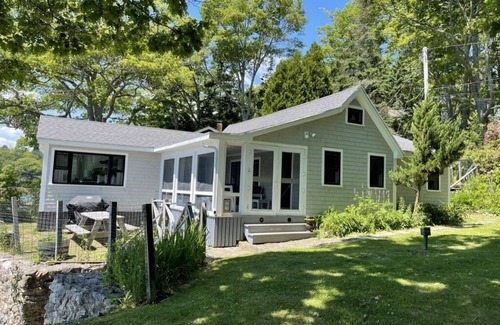 Boothbay Harbor Casa | Disfrute de privacidad aislada en esta cabaña en el agua