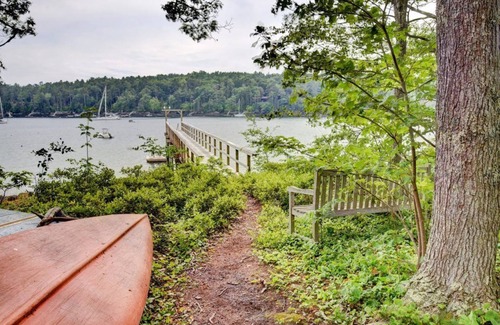 Boothbay Harbor Casa | Disfrute de privacidad aislada en esta cabaña en el agua