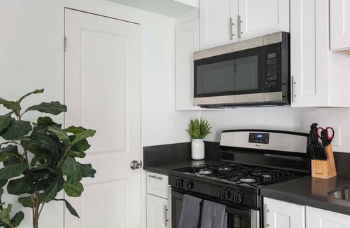 Glendale Apartamento | Enjoy Stylish 3BR Apt | Sleeps 6 + Free Parking