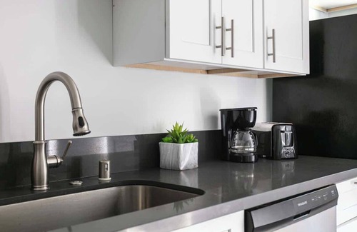 Glendale Apartamento | Enjoy Stylish 3BR Apt | Sleeps 6 + Free Parking