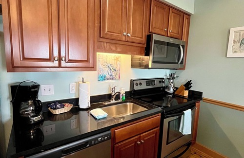 Historic Downtown Apalachicola Condominio | Disfrute de las vistas del amanecer sobre el río Apalachicola desde este condominio en el tercer piso