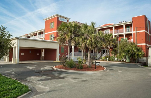 Historic Downtown Apalachicola Condominio | Disfrute de las vistas del amanecer sobre el río Apalachicola desde este condominio en el tercer piso