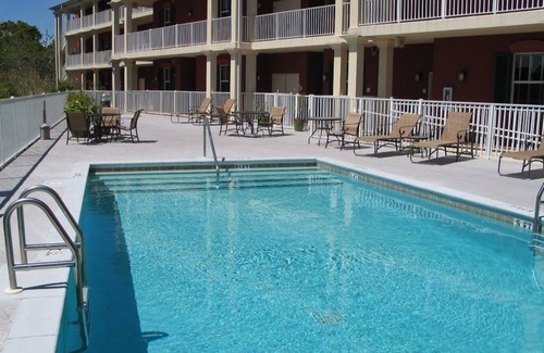 Historic Downtown Apalachicola Condominio | Disfrute de las vistas del amanecer sobre el río Apalachicola desde este condominio en el tercer piso