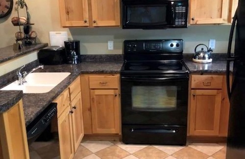 Lake Shore Condominio | ¡Disfruta de la experiencia completa de Gull Lake! # 140