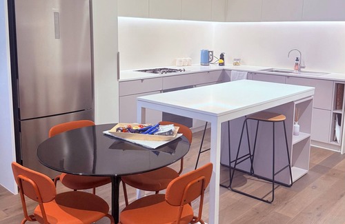 Fitzroy Apartamento | Feel the local vibe this Winter + parking. Modern, convenient & family friendly.