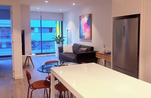 Fitzroy Apartamento | Feel the local vibe this Winter + parking. Modern, convenient & family friendly.